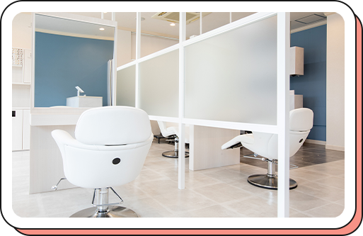 明るい内装と半個室空間の店内の写真